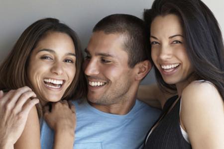 Hombre con dos mujeres foto de cabeza fondo rojo